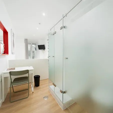 With Ac And Private Wc - Intendente Metro Station 3* Lissabon