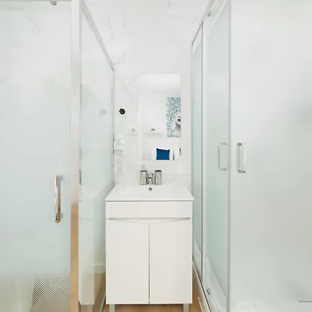 With Ac And Private Wc - Intendente Metro Station 3* Lissabon